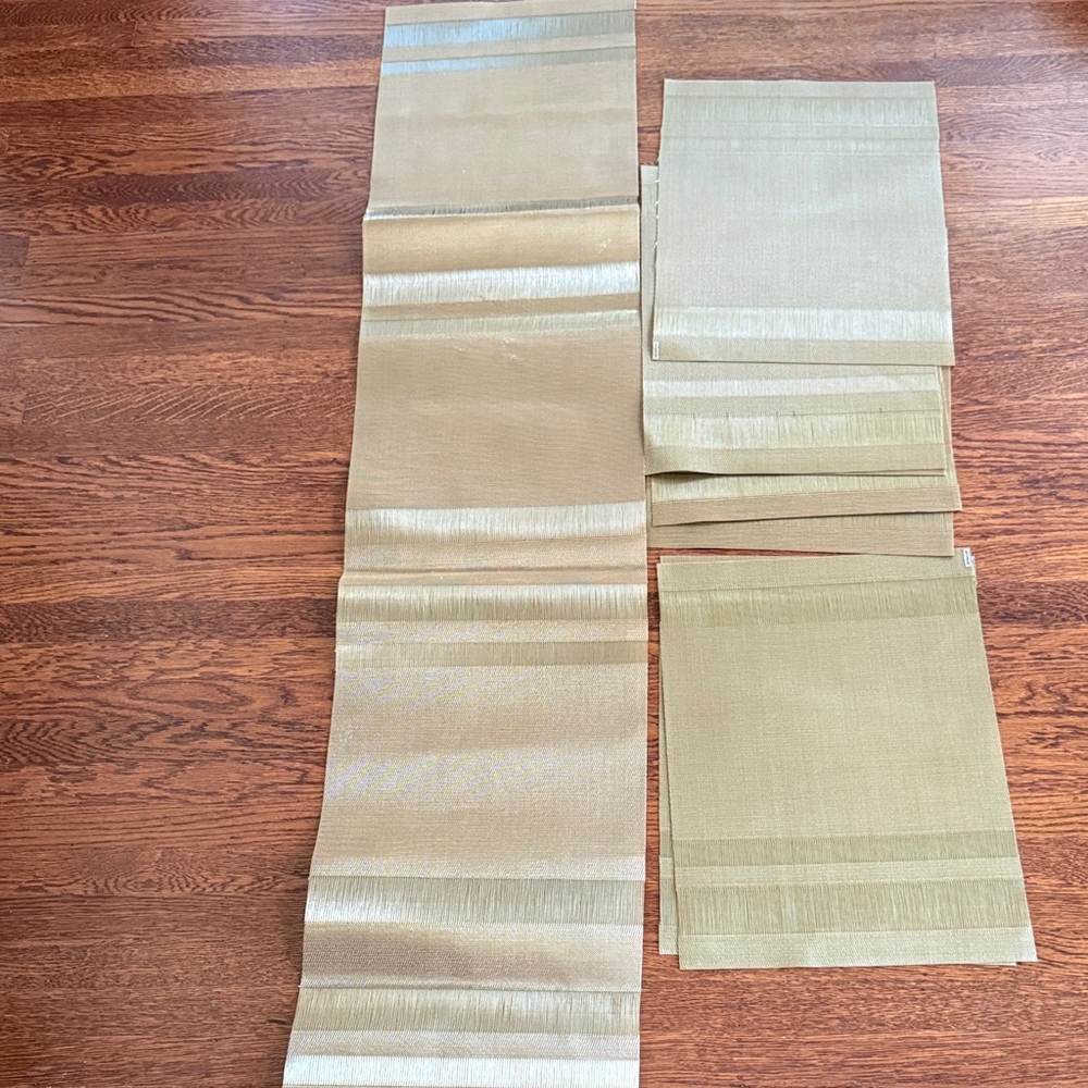 Chilewich runner and 8 placemats